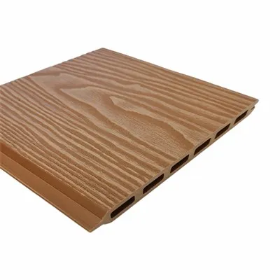 نرده چوبی دور استخر